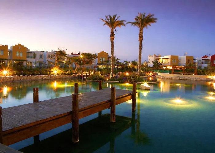 Modern Seaside Steps To The ペリヴォリア