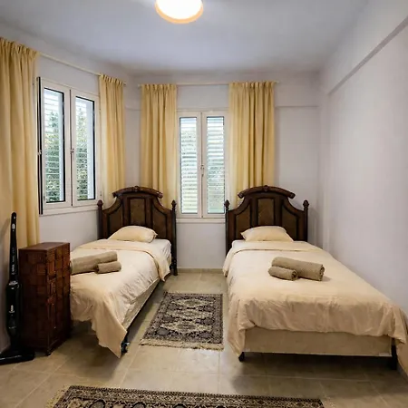 Διαμέρισμα Modern Seaside Steps To The *