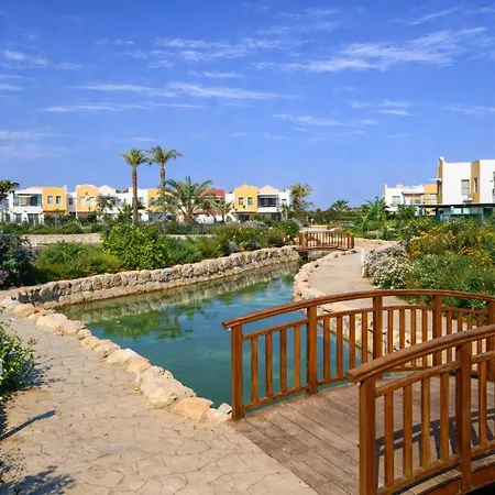 Διαμέρισμα Modern Seaside Steps To The *