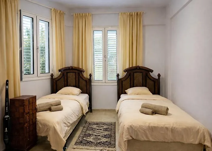 Διαμέρισμα Modern Seaside Steps To The *