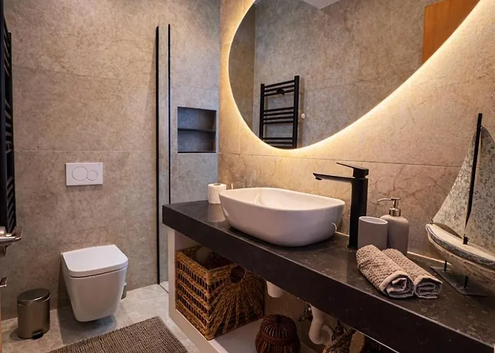 Διαμέρισμα Modern Seaside Steps To The *