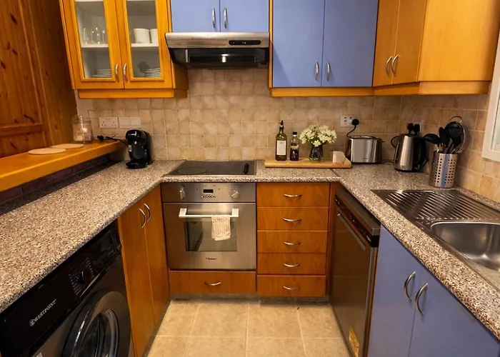 Διαμέρισμα Modern Seaside Steps To The *